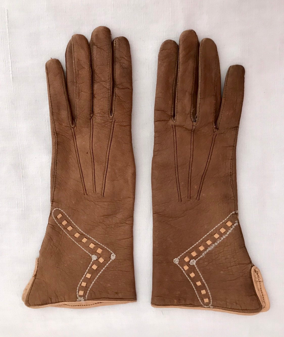 Vintage 1940s Ladies Gauntlet Gloves Tan & Cream Kid Leather Hand Sewn
