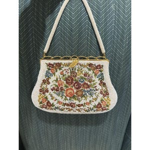 Cartera de mano vintage hecha a mano con tapiz de cuentas y flores, con marco dorado
