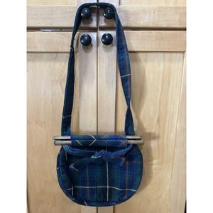 Cartera estilo Bermudas vintage con correa larga y cierre de madera, tela escocesa