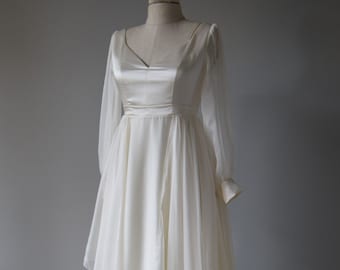 Abito da sposa in chiffon avorio: abito minimalista a trapezio con maniche a sbuffo