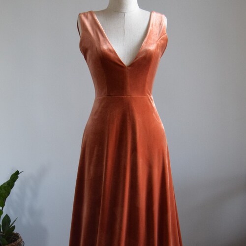 2022 Velvet Bridesmaid Dress In Copper/English Rose, Deep V Neck Line Open Back Wedding Party Dress In Rusty Burnt Orange
