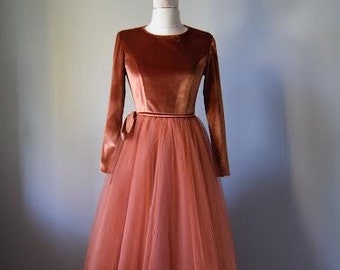 Abito da damigella in tulle terracotta: abito a maniche lunghe in velluto arancione bruciato