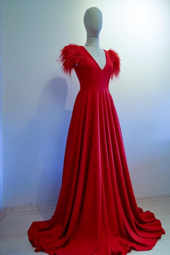 disparar en frente de Cuña Escote de escote de crema roja escarlata vestido de graduación - Etsy España