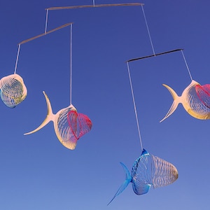Móbile de Peixe Colorido: Arte Cinética em Fio de Latão