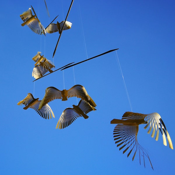Großes Vogel Mobile, 8-teiliger Vogelschwarm Messing Mobile, kinetische Metallkunst Skulptur, Mobile Skulptur