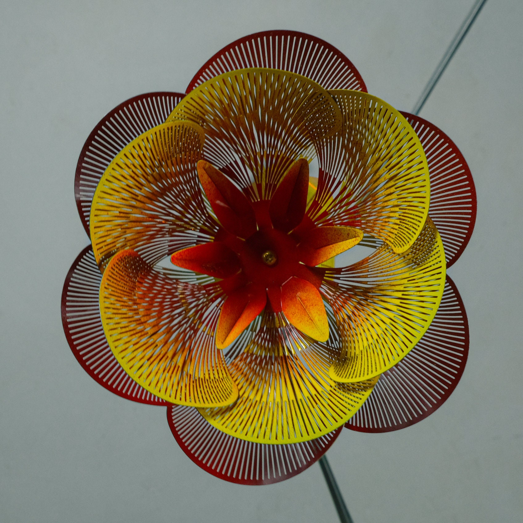 動く花の彫刻、虹色の花のモビール、ステンレススチールアート - Etsy 日本