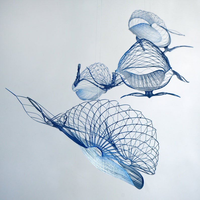 Escultura cinética móvil de ballena, 4 esculturas de ballenas decoración moderna del hogar, móvil para adultos de ballena azul, arte móvil cinético de ballenas, arte oceánico imagen 1