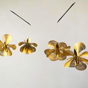 Móvil de flores de 4 o 6 piezas, arte cinético de flores de latón, flor de metal móvil moderna, escultura de flores para oficina en casa.