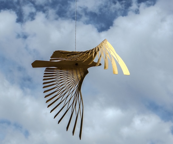 Grande sculpture cinétique d'oiseau, art en métal suspendu d'oiseau d'or,  cadeau d'amant d'oiseau en laiton, art mobile suspendu d'oiseau -   France