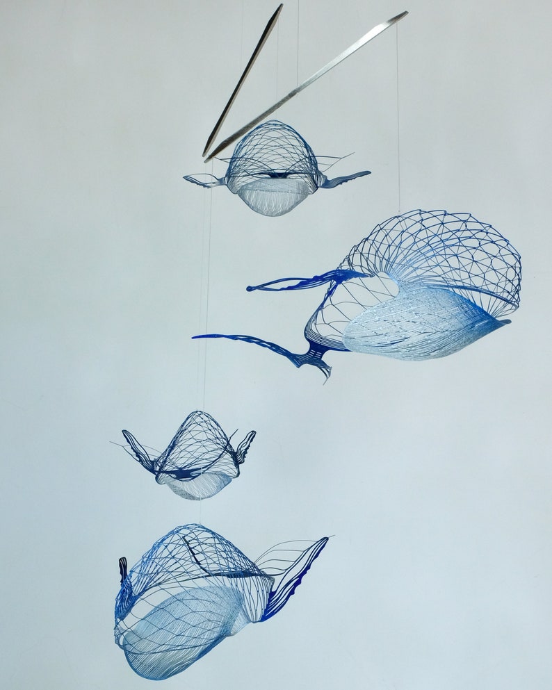 Escultura cinética móvil de ballena, 4 esculturas de ballenas decoración moderna del hogar, móvil para adultos de ballena azul, arte móvil cinético de ballenas, arte oceánico imagen 9