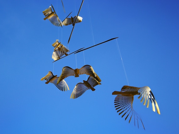 大きな鳥のモビール、8 ピースの鳥の群れの真鍮製モビール  