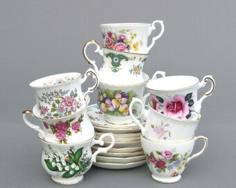 9 sets de tasses et soucoupes dépareillées, porcelaine anglaise blanche à fleurs roses et vertes et bords dorés, baby shower ou Alice au pays des merveilles