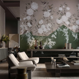 Peut inclure: Un salon avec deux fauteuils rembourrés beiges, une table basse en bois foncé avec des livres et une longue console. Le mur présente une grande fresque avec des illustrations florales blanches sur un fond beige et vert foncé divisé.
