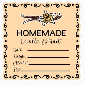 Op de afbeelding: Een beige label met een zwarte decoratieve rand en de woorden "HOMEMADE Vanilla Extract". Het label bevat een illustratie van een vanillebloem en -boon. Onder de tekst staan lijnen voor Datum, Herkomst, Alcohol en Grootte.
