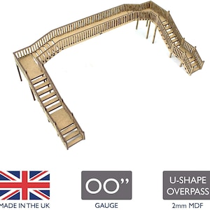 Può includere: Un cavalcavia in legno a forma di U con scale su entrambi i lati, realizzato per treni modello in scala OO. Il cavalcavia è realizzato in MDF da 2 mm ed è progettato per l'uso in layout di modellismo ferroviario.