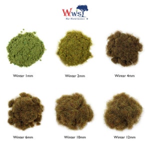 Może przedstawiać: Sześć stosów różnej wielkości zimowego listowia do modelarstwa kolejowego. Stosy są oznaczone rozmiarem listowia w milimetrach: 1 mm, 2 mm, 4 mm, 6 mm, 10 mm i 12 mm.