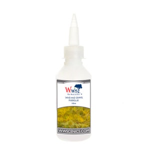 Peut inclure: Une bouteille en plastique blanche de "Sand and Gravel Fixer Glue" de WWS Scenics. L'étiquette présente un logo et une image d'herbe. La bouteille contient 100 ml de colle et possède un embout applicateur pointu.