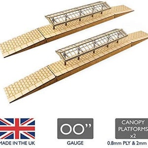 Può includere: Due kit di piattaforma per treni modello in legno con tetto a baldacchino. I kit sono realizzati in compensato da 0,8 mm e MDF da 2 mm. I kit sono per treni modello in scala OO.