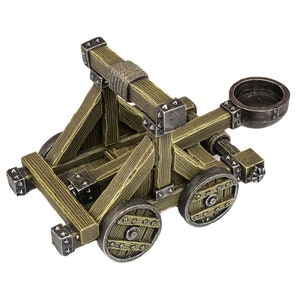 Può includere: Un giocattolo di catapulta in legno con un secchio di metallo marrone all'estremità. La catapulta ha quattro ruote ed è dipinta in tonalità di marrone e verde.