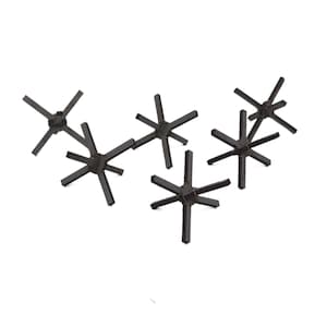 Può includere: Sei oggetti a forma di stella a sei punte in metallo nero. Gli oggetti sono disposti in modo casuale su uno sfondo bianco.