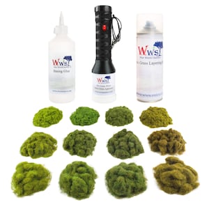 Könnte beinhalten: Modellbauzubehör mit Grundierungskleber, einem elektrostatischen Grasapplikator und einem Schichtspray. Verschiedene Farbtöne von grünem und braunem statischem Gras sind unter den Flaschen und dem Applikator angeordnet.