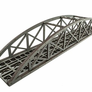 Peut inclure: Modèle de pont en métal gris avec un motif en treillis. Le pont est arqué et présente une structure détaillée.