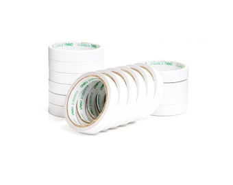Puede incluir: Una colección de rollos de cinta adhesiva de doble cara blancos dispuestos en dos pilas. Cada rollo presenta un núcleo central de cartón con la marca deli impresa en texto verde a lo largo del borde interior de la superficie adhesiva.