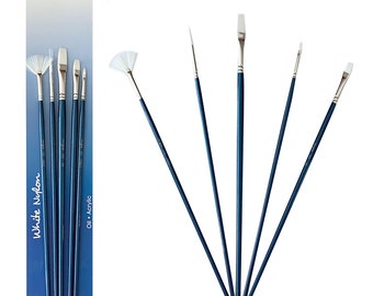 Op de afbeelding: Een set van vijf kunstenaarspenselen met witte nylon haren en donkerblauwe houten stelen. De penselen worden getoond in een blauw-witte kartonnen verpakking met het opschrift White Nylon en Oil Acrylic en ook los in een waaier geplaatst.