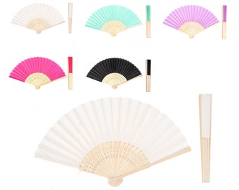 Può includere: Un set di dieci ventagli a mano in vari colori, tra cui bianco, nero, rosa, viola e verde. I ventagli sono fatti di carta e hanno manici in legno.