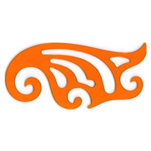 Op de afbeelding: Oranje kunststof sjabloon met een decoratief ontwerp. De sjabloon is gevormd als een gebogen blad met ingewikkelde details.