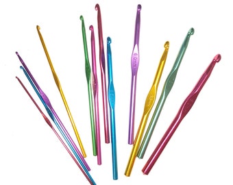 Peut inclure: Un ensemble de onze crochets métalliques aux couleurs vives variées, notamment rose, bleu, vert, jaune et violet. Chaque crochet présente une taille distincte gravée sur la tige, allant des aiguilles fines aux crochets plus épais.
