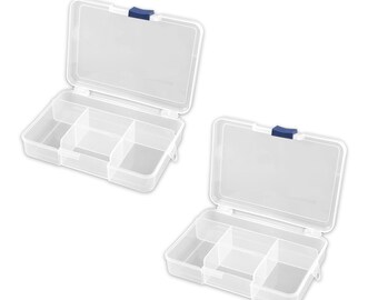 Può includere: Due contenitori portaoggetti in plastica trasparente con coperchi incernierati e chiusure blu. Ogni scatola rettangolare presenta un design trasparente con scomparti interni multipli per organizzare piccoli oggetti, tra cui una sezione lunga e tre sezioni quadrate più piccole.