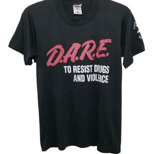 Camiseta vintage de los años 90 con la frase "Atrévete a mantener a los niños alejados de las drogas", talla mediana