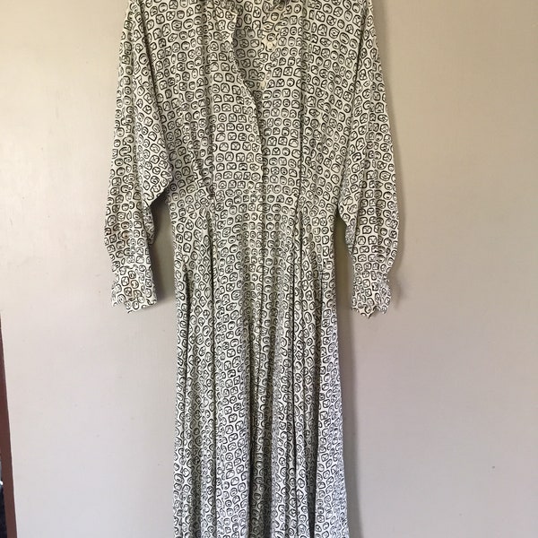 Robe de créateur Norma Kamali à manches longues, joli design