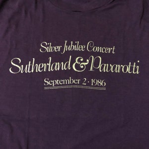 Camiseta vintage de los 80 con la promoción del concierto del Jubileo de Plata de Sutherland y Pavarotti, talla XL