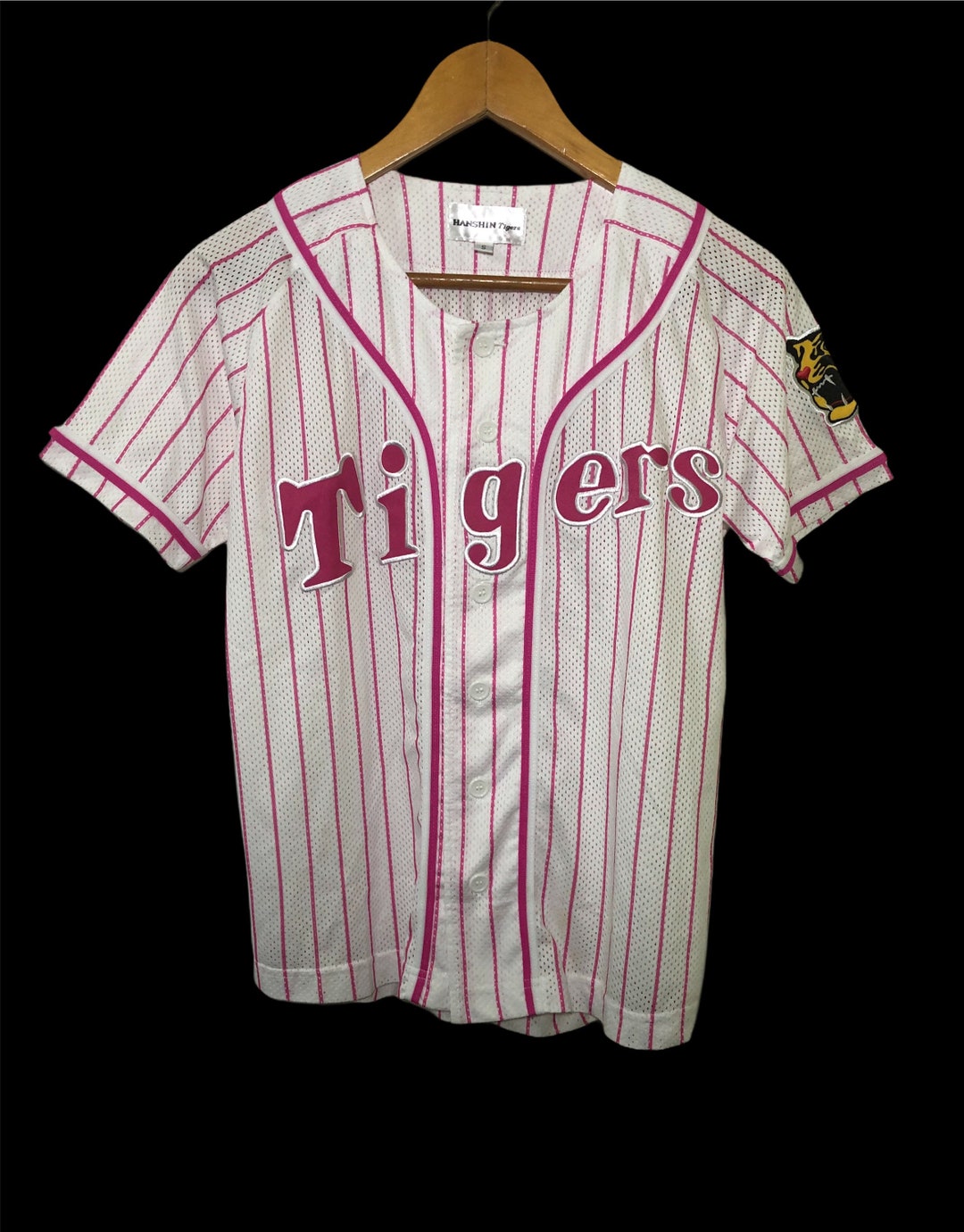 人気、希少品 HANSIN Tigers ユニフォーム XO 白/ピンク il_1080xN.2732640512_k3by.jpg