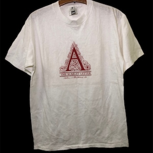 Camiseta vintage de los años 90 de La Letra Escarlata, novela de ficción histórica, talla mediana
