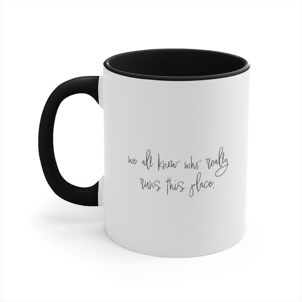 Schulsekretär - Wir alle wissen, wer diesen Ort wirklich betreibt - Zweiseitige Akzent Kaffeetasse, 21oz