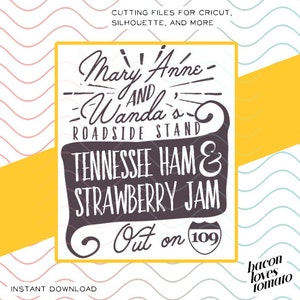 Może przedstawiać: Czarno-biały projekt graficzny dla stoiska przydrożnego o nazwie "Mary Anne and Wanda's", które sprzedaje szynkę z Tennessee i dżem truskawkowy. Grafika zawiera tekst "Out on 109" z drogowskazem.