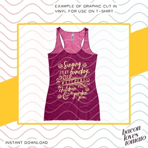 Könnte beinhalten: Ein maroonfarbenes Tanktop mit einer goldenen Grafik, auf der "Singing every Sunday, watching the children & the garden grow." steht.