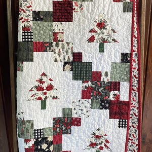 Handmade Patchwork Traditional Christmas Quilt / Holiday Home Decor / Christmas Tree Decor / Gift for Mom / Wedding Gift / New Home Gift