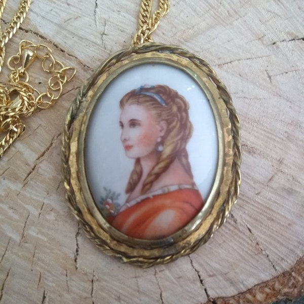 Collier antique de pendentif en porcelaine de Limoges medaillion jeune Marie-Antoinette
