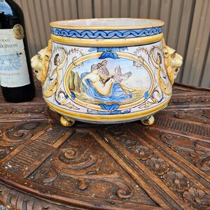 Antieke 19e-eeuwse Franse Nevers faience majolica jardiniere cachepot leeuwenhandvatten