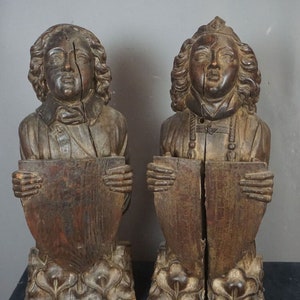 Paar 1800er Jahre neo gothic Holz geschnitzt Büste Statue Skulptur Wappen religiös