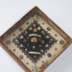 Antieke religieuze plaquette met relikwieën agnus dei franciscus