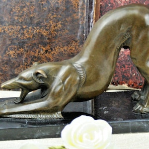 Franse bronzen art deco gesigneerde carvin gestempelde greyhoud whippet marmeren voet