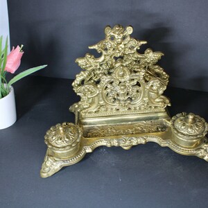 Antiguo soporte de carta de mesa de tintero putti putti de latón