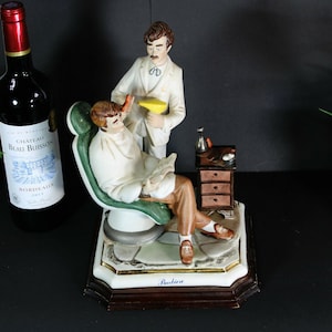 Vintage italienische Capodimonte Porzellan FriseurGruppe Statue geschildert 1970