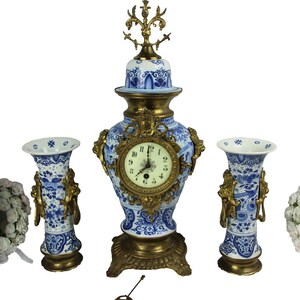 Antico orologio in ceramica blu e bianca di Delft con uccelli, vasi, teste di leone, marchio Boch