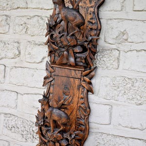 Portacartas de pared antiguo tallado en madera de la Selva Negra con forma de ciervo